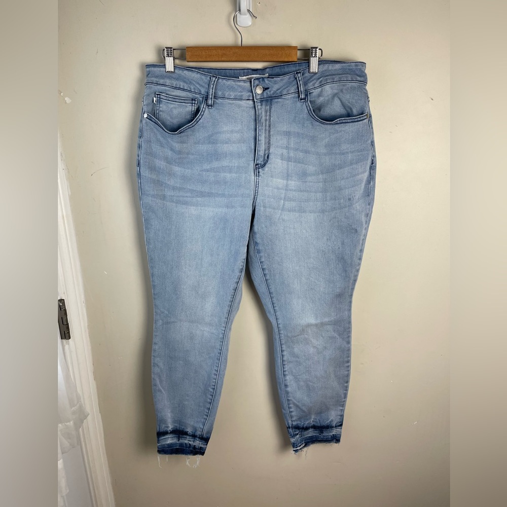 Light Wash High-Rise Women’s Jeans